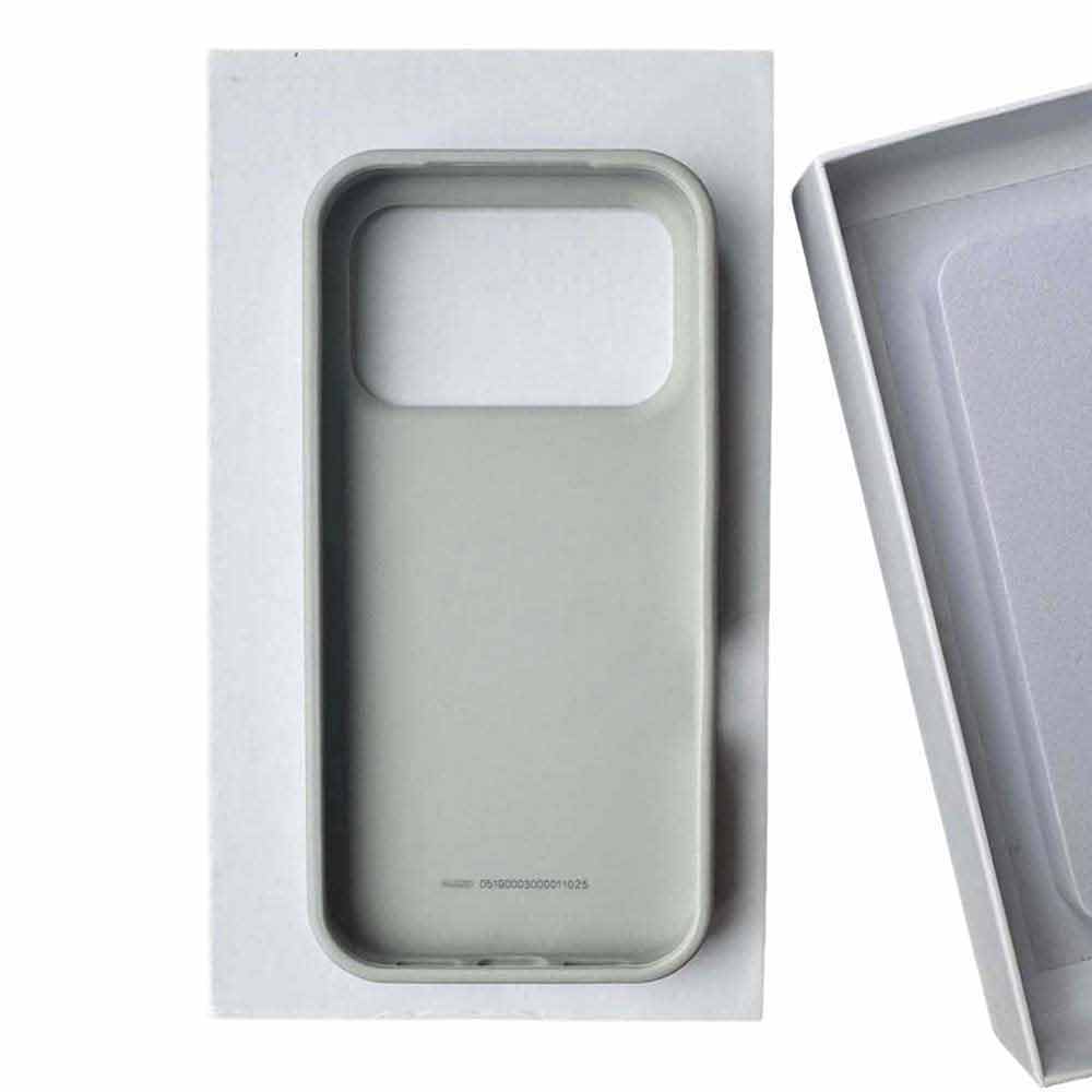 iPhone 18 Pro Max Case – Silver Aluminum-Look Cover with Grooved Back