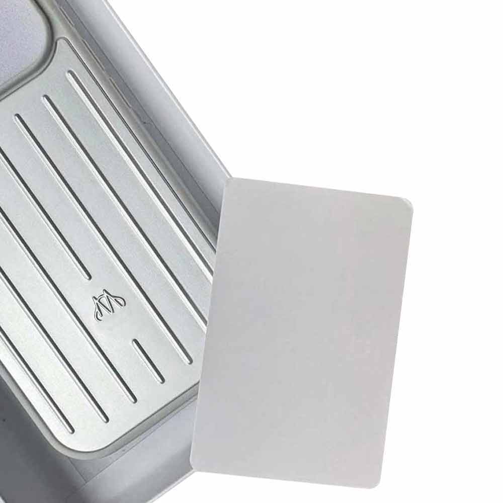iPhone 18 Pro Max Case – Silver Aluminum-Look Cover with Grooved Back