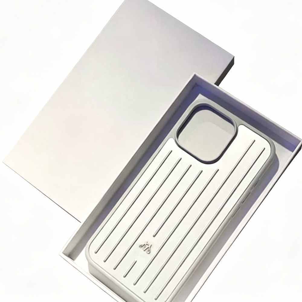 iPhone 18 Pro Case – Silver Aluminum-Look Cover with Grooved Back