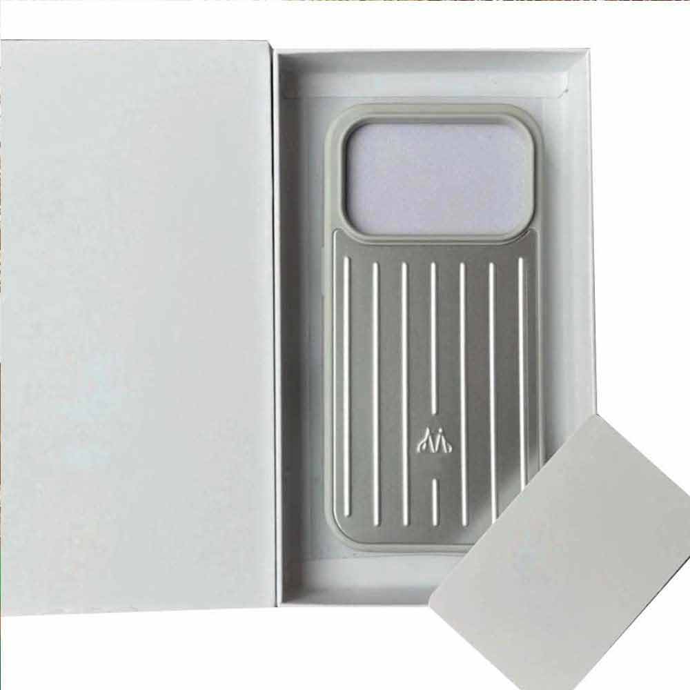iPhone 18 Pro Max Case – Silver Aluminum-Look Cover with Grooved Back