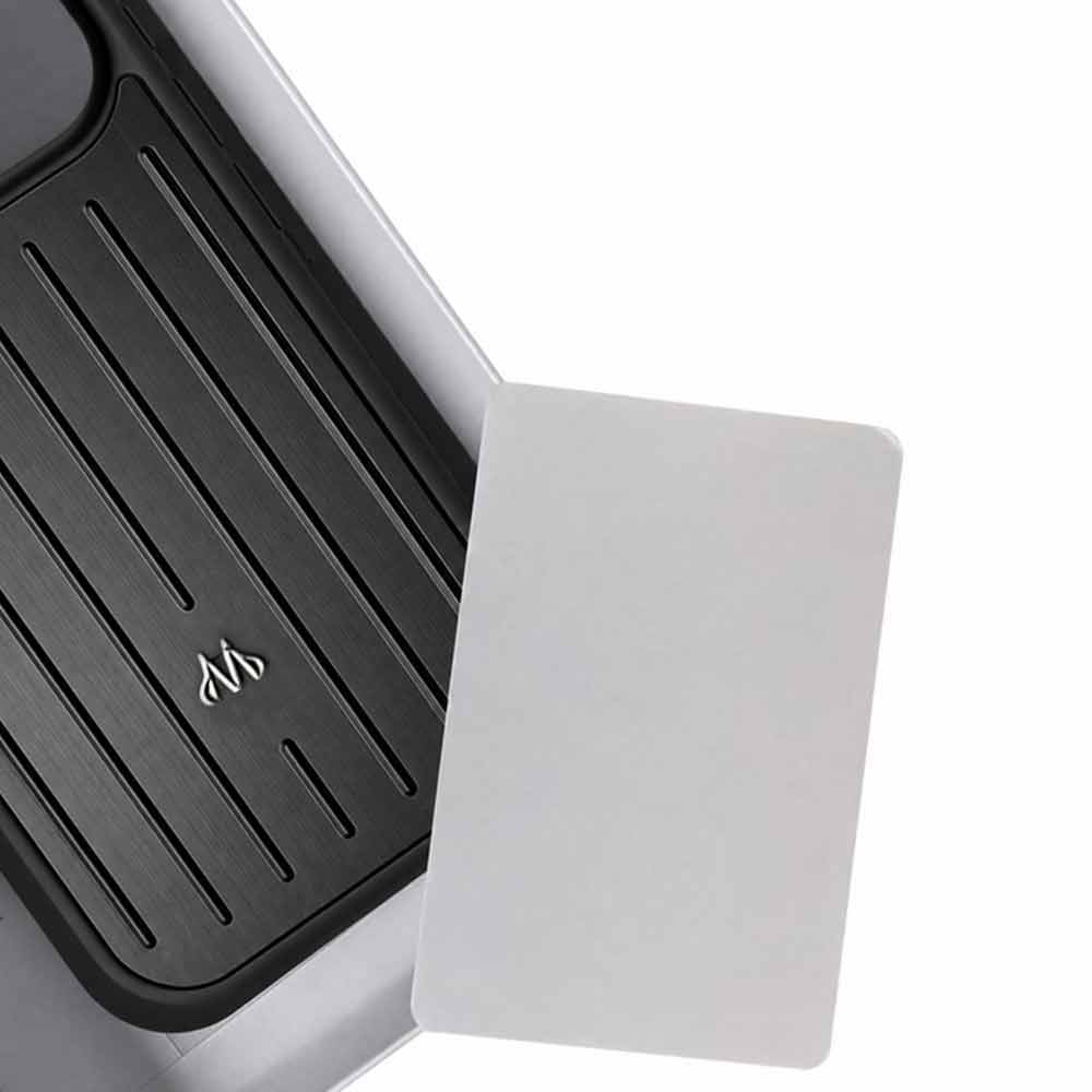 Aluminum-Look iPhone 18 Pro Case – Black Grooved Back Cover with Grip